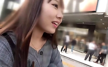 被 E-Body Beauty Reveals Sensual Curves & Inviting Pussy